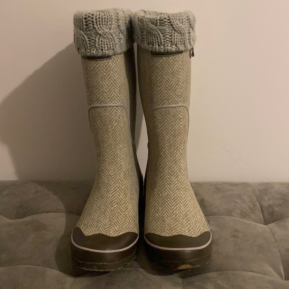 Rain boots
